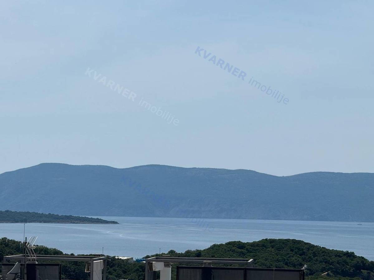 Njivice – Dvoetažno stanovanje z bazenom in pogledom na morje