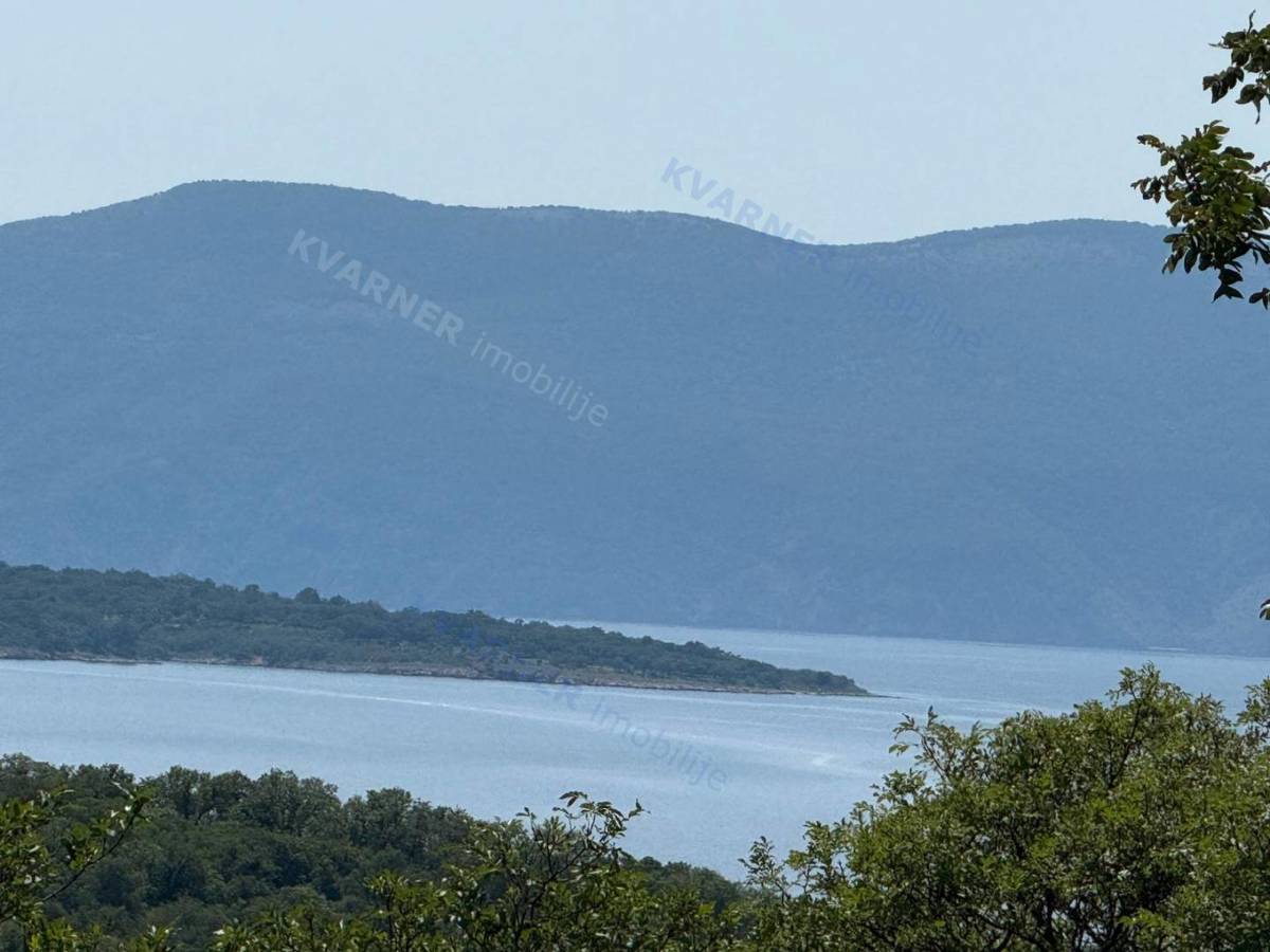 Njivice – Dvoetažno stanovanje z bazenom in pogledom na morje
