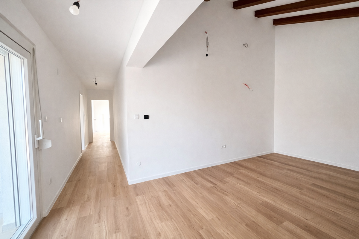 Samostojna hiša s petimi stanovanjskimi enotami