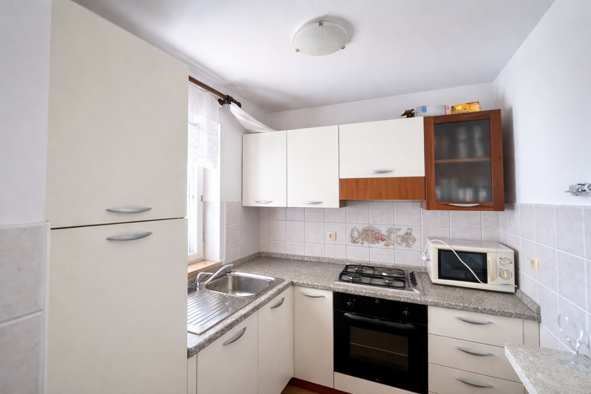 Samostojna hiša s petimi stanovanjskimi enotami