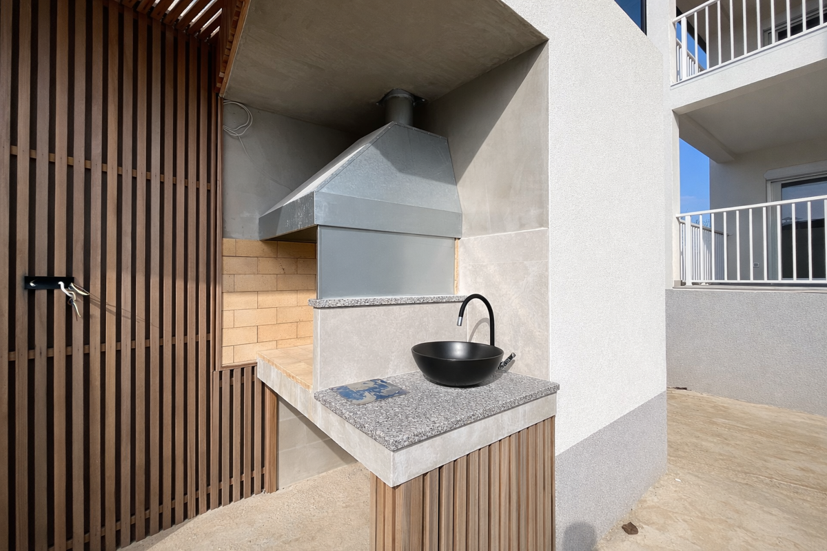 Samostojna hiša s petimi stanovanjskimi enotami