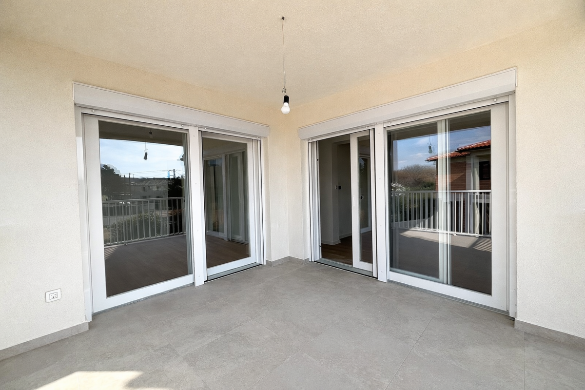 Samostojna hiša s petimi stanovanjskimi enotami