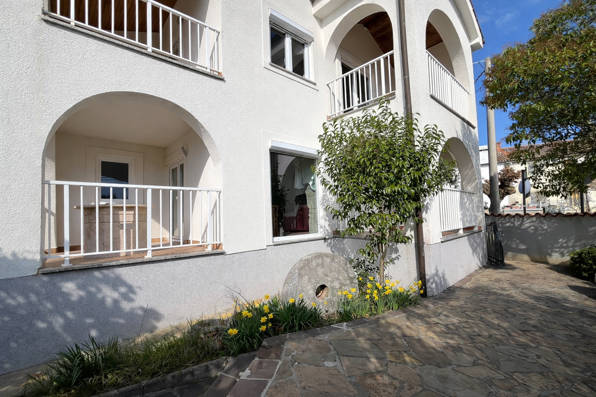 Samostojna hiša s petimi stanovanjskimi enotami