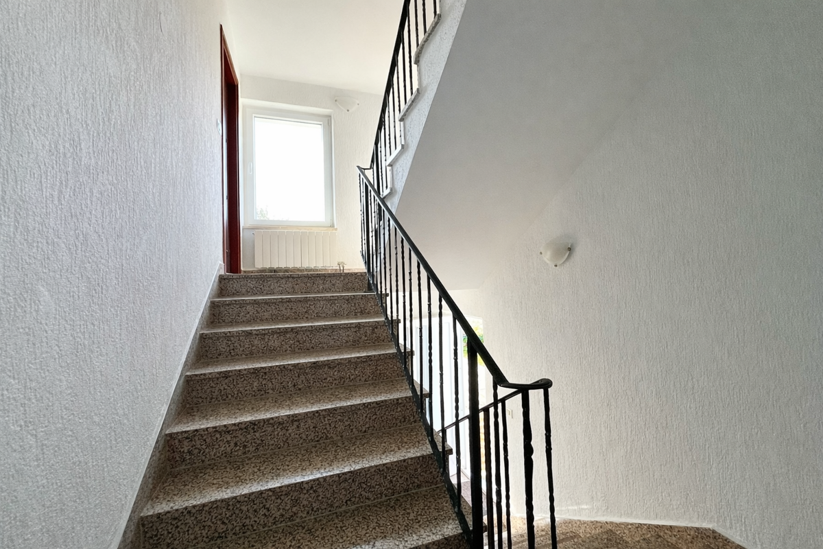 Samostojna hiša s petimi stanovanjskimi enotami