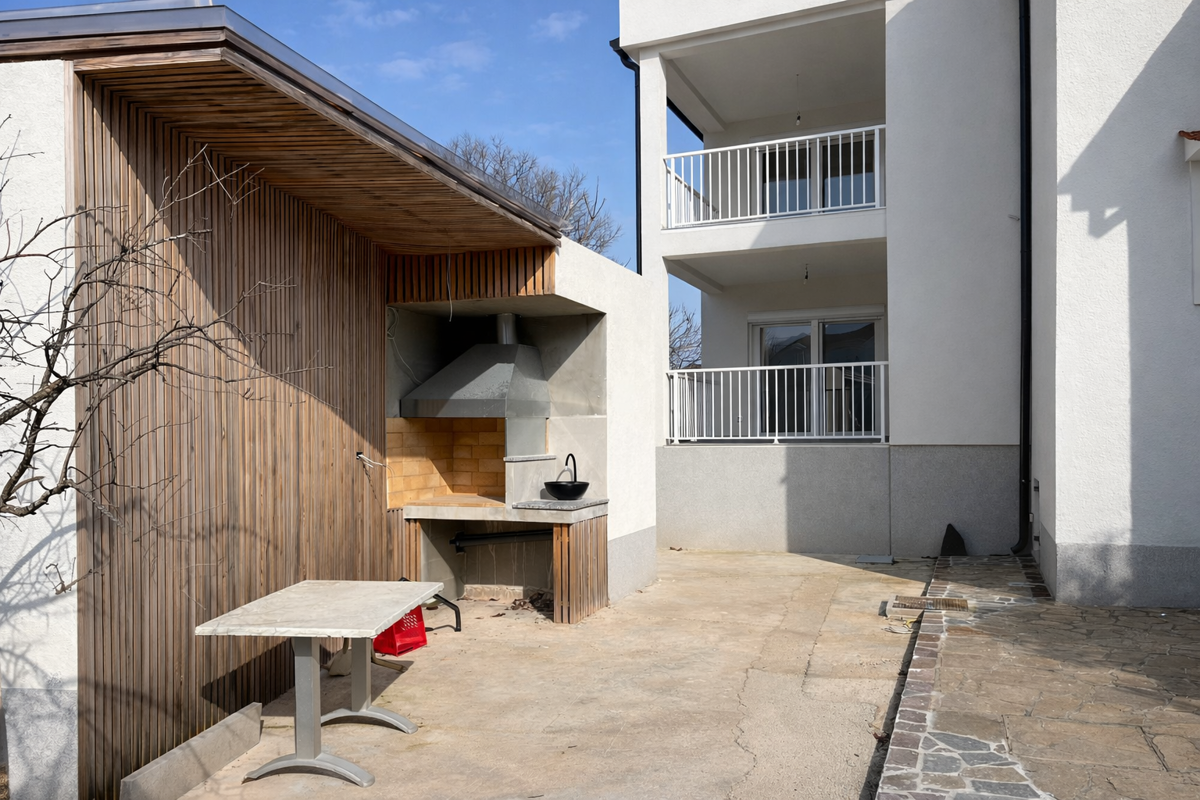 Samostojna hiša s petimi stanovanjskimi enotami