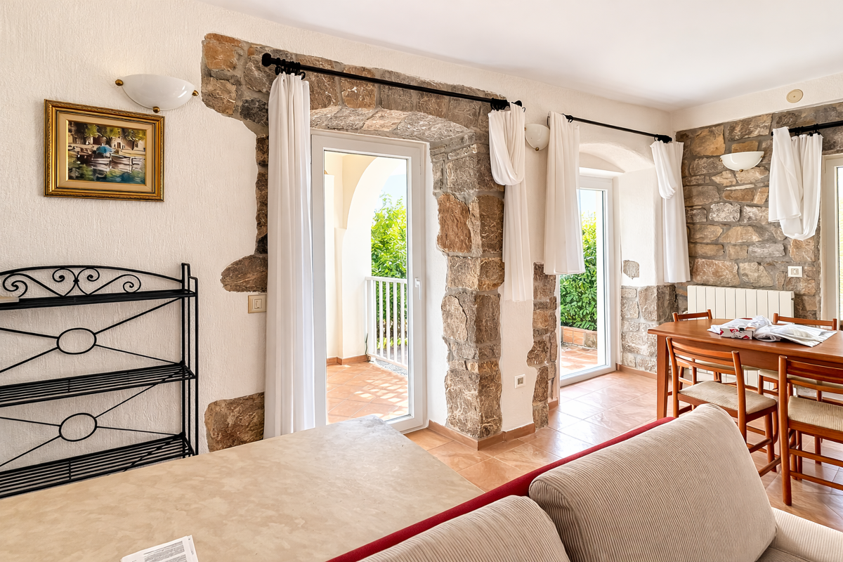 Samostojna hiša s petimi stanovanjskimi enotami