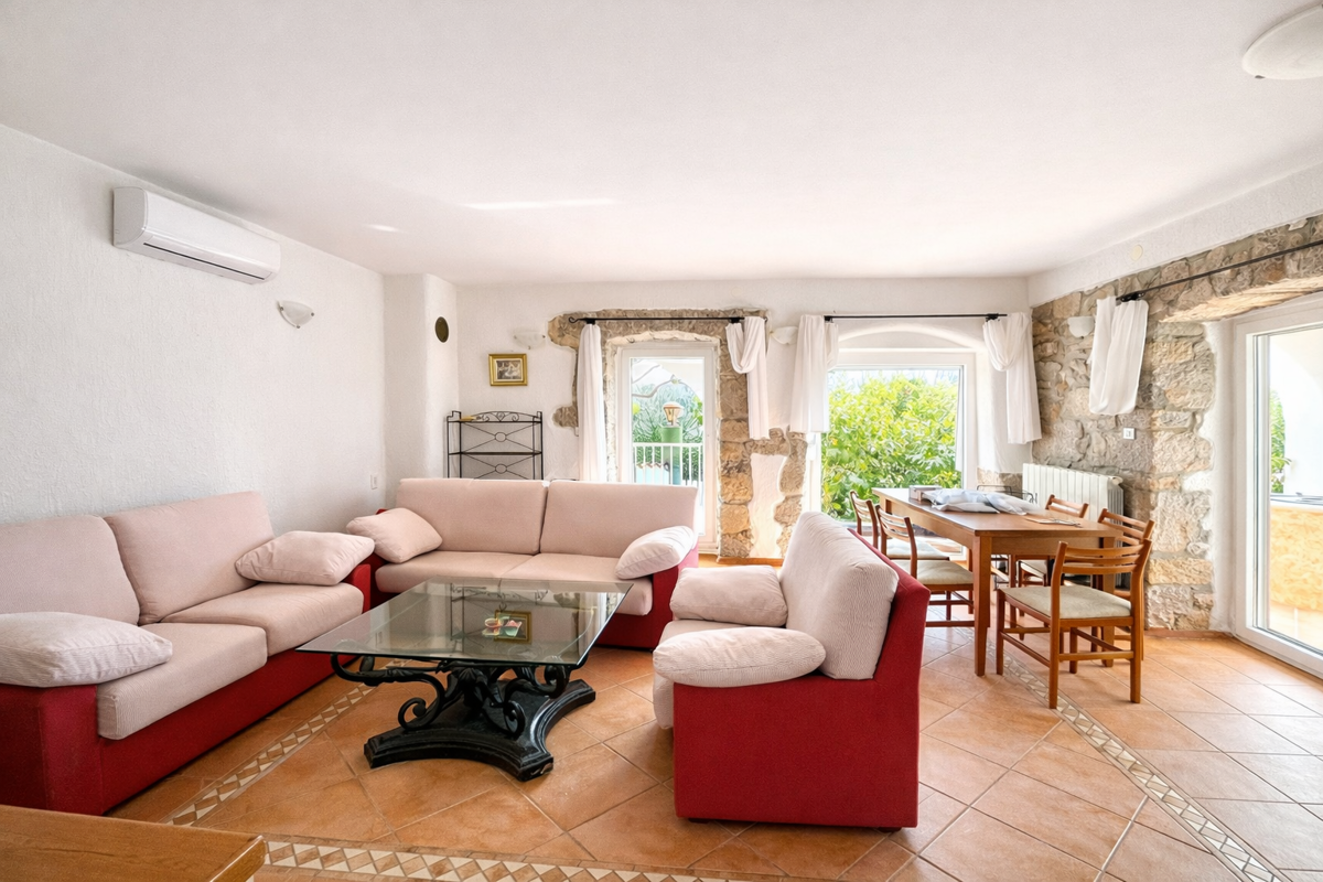 Samostojna hiša s petimi stanovanjskimi enotami