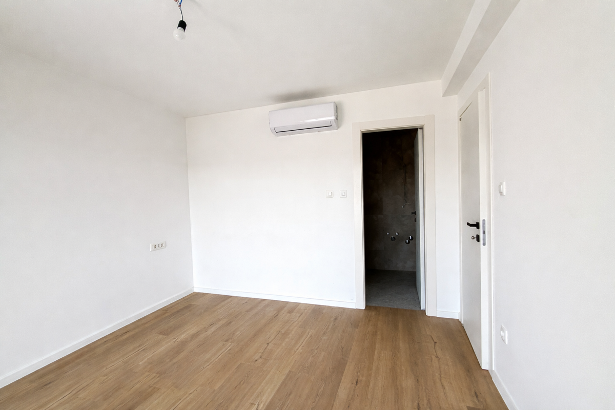 Samostojna hiša s petimi stanovanjskimi enotami