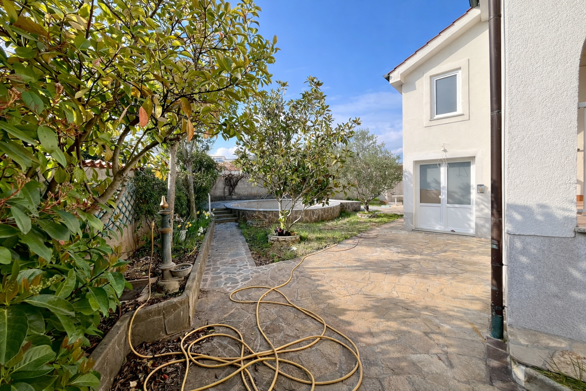 Samostojna hiša s petimi stanovanjskimi enotami