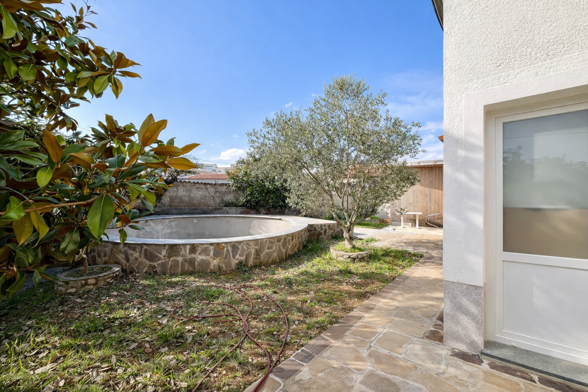 Samostojna hiša s petimi stanovanjskimi enotami