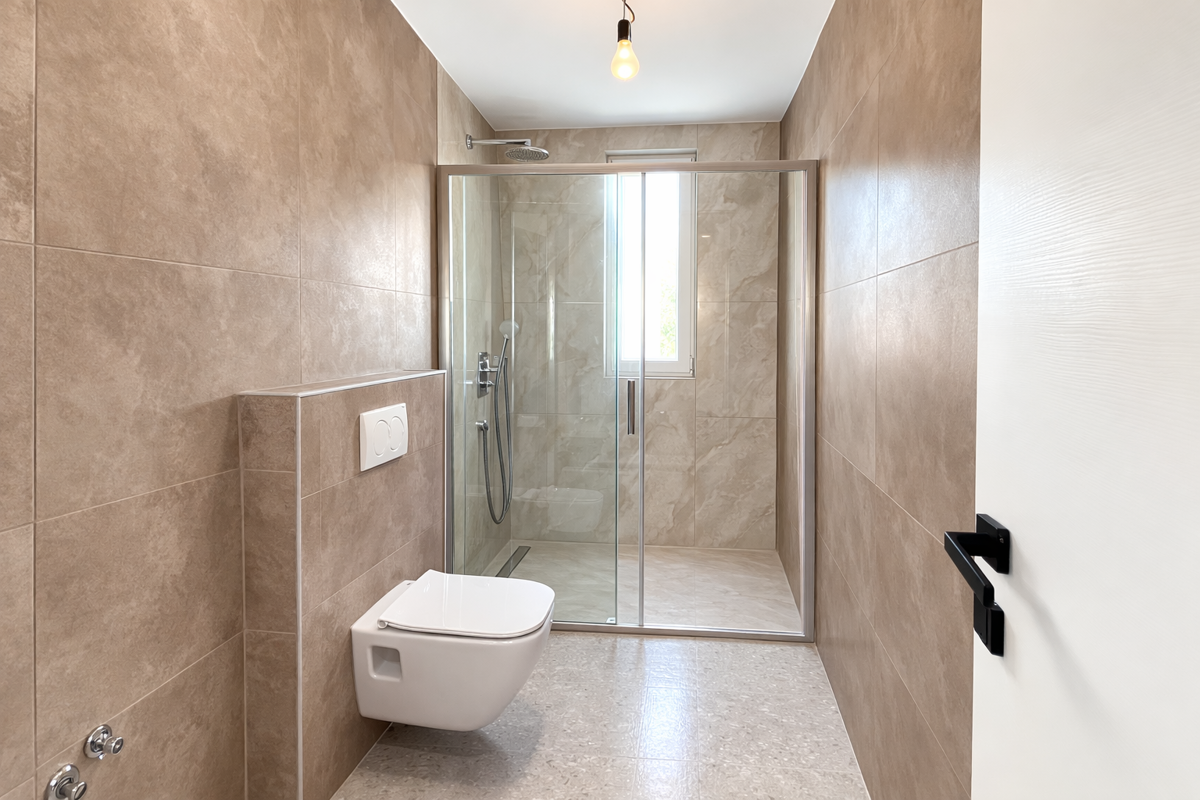 Samostojna hiša s petimi stanovanjskimi enotami