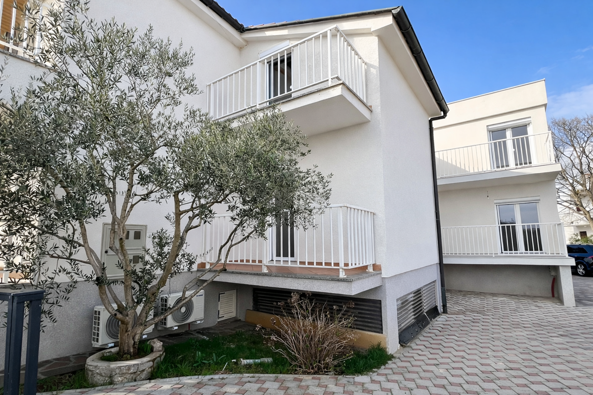 Samostojna hiša s petimi stanovanjskimi enotami