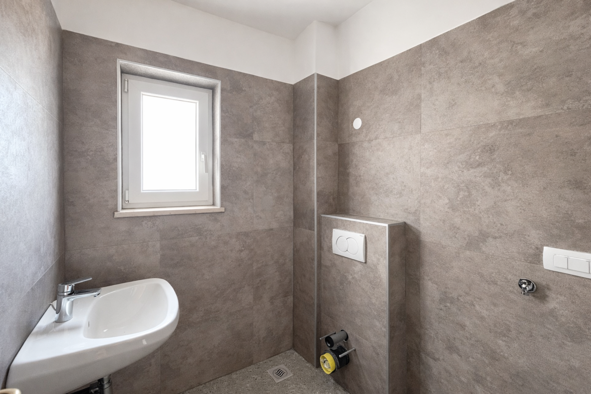 Samostojna hiša s petimi stanovanjskimi enotami