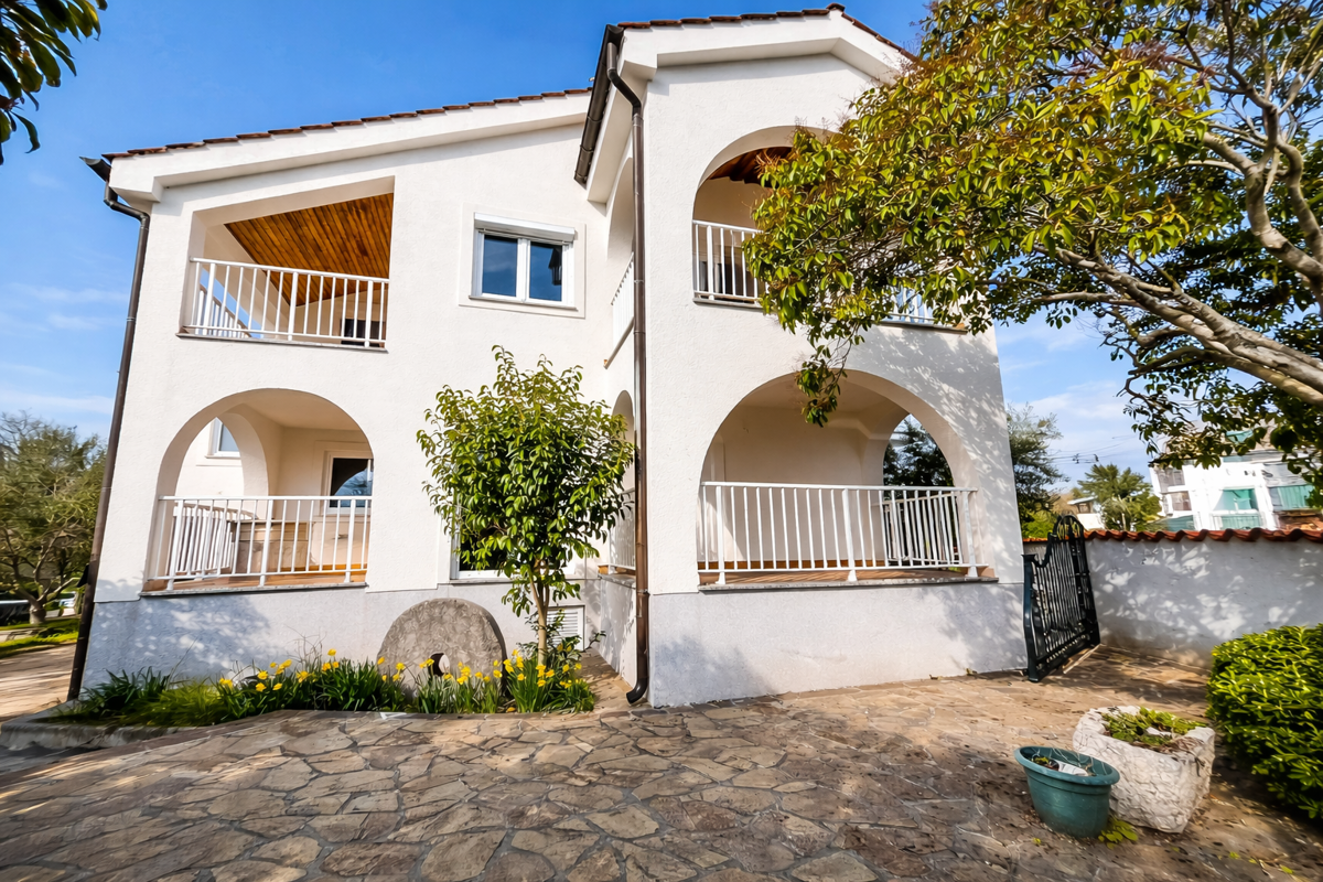 Samostojna hiša s petimi stanovanjskimi enotami