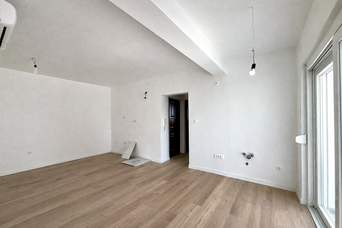 Samostojna hiša s petimi stanovanjskimi enotami