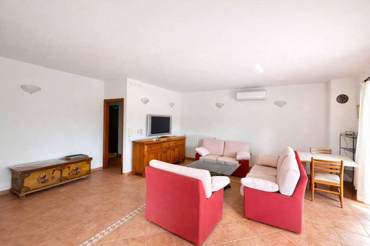 Samostojna hiša s petimi stanovanjskimi enotami