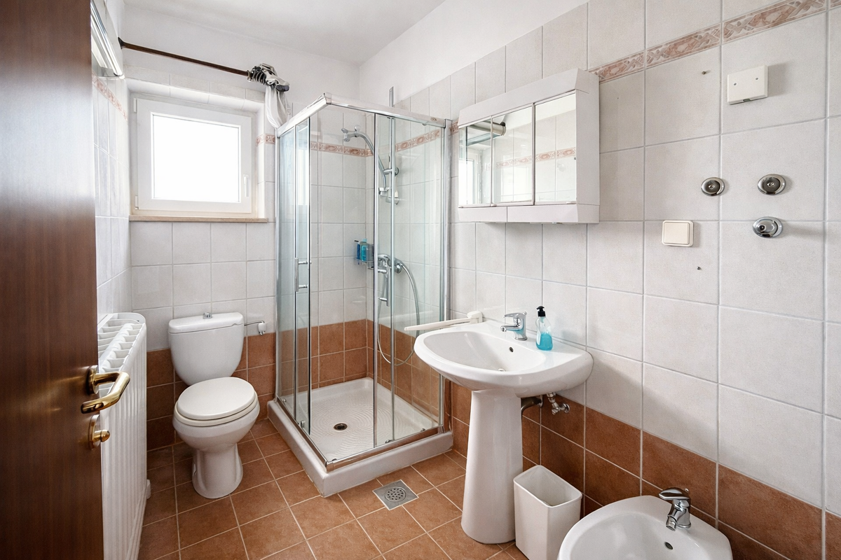 Samostojna hiša s petimi stanovanjskimi enotami