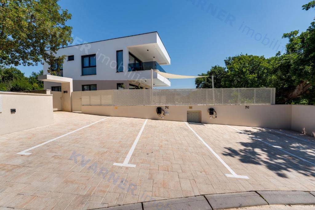  Luksuzna novogradnja z bazenom in vrtom – Omišalj