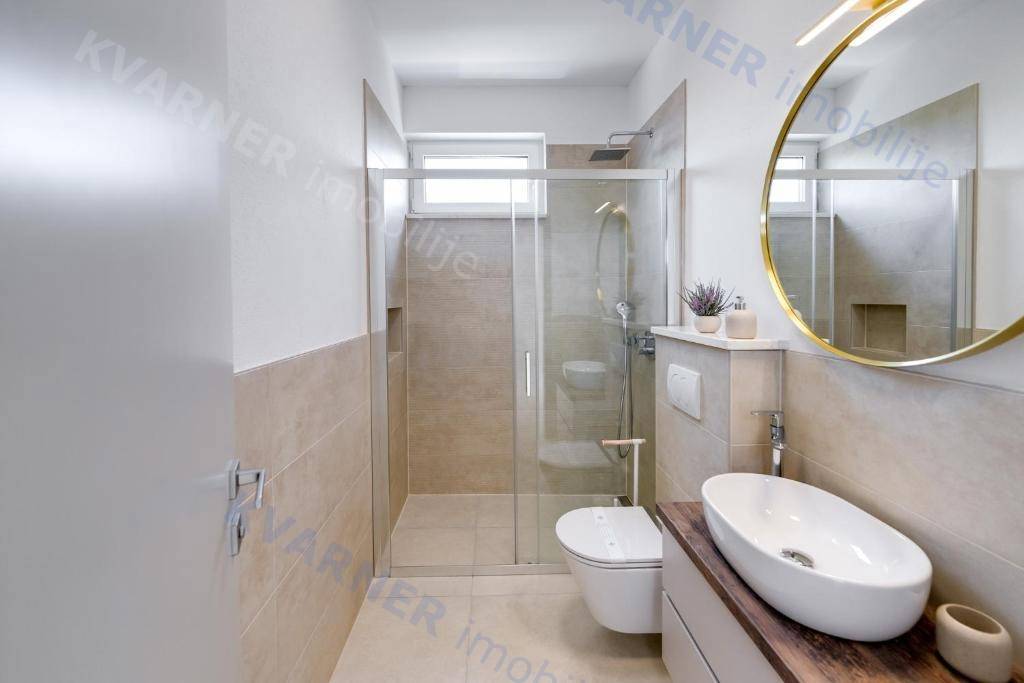  Luksuzna novogradnja z bazenom in vrtom – Omišalj
