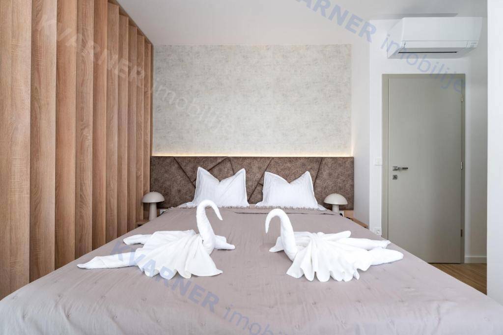  Luksuzna novogradnja z bazenom in vrtom – Omišalj