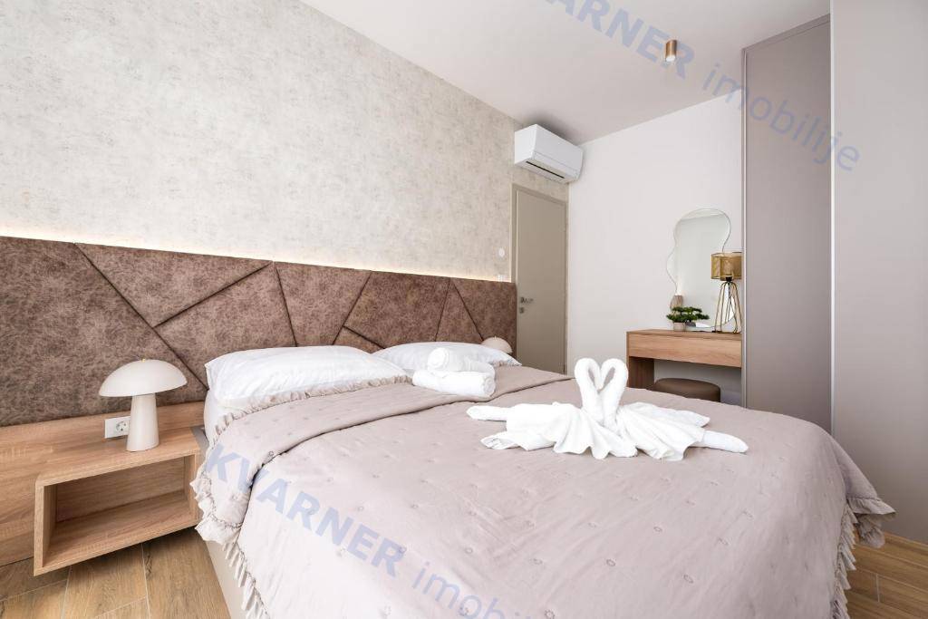  Luksuzna novogradnja z bazenom in vrtom – Omišalj
