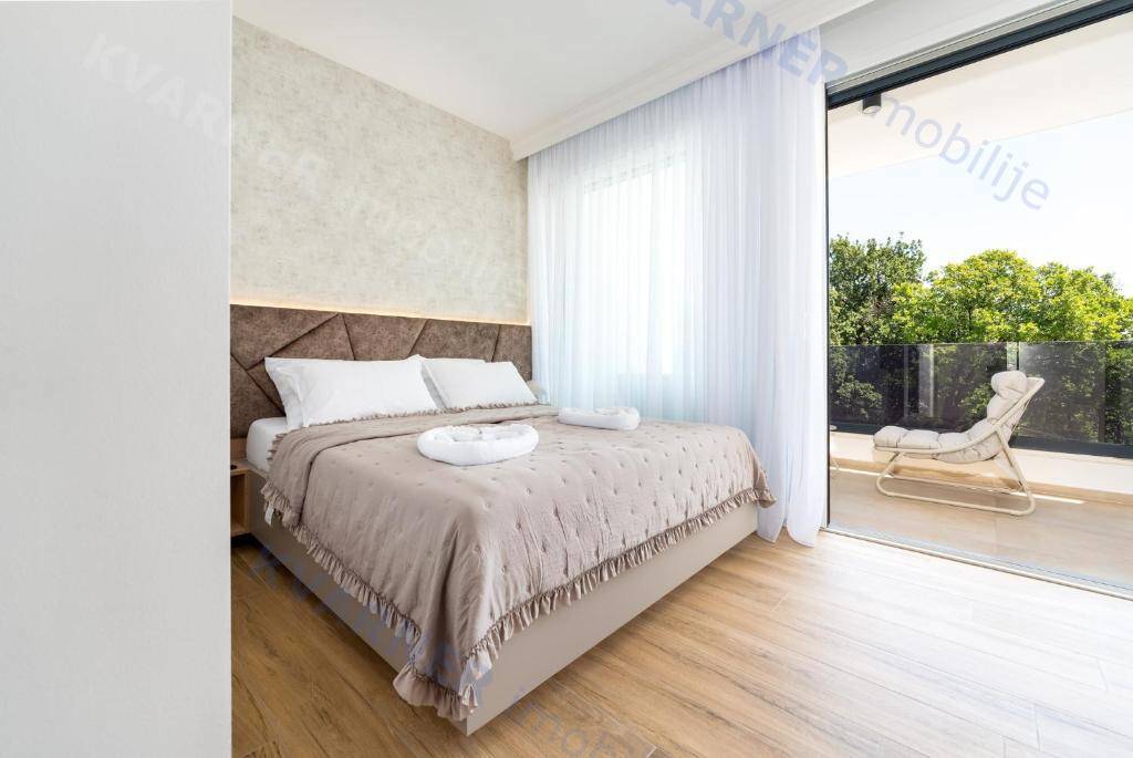  Luksuzna novogradnja z bazenom in vrtom – Omišalj