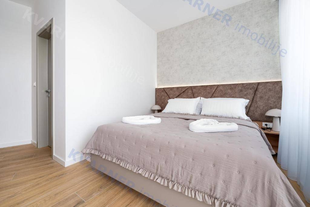  Luksuzna novogradnja z bazenom in vrtom – Omišalj