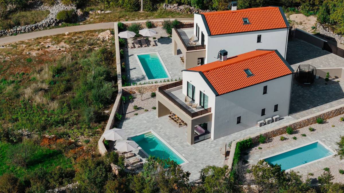 Moderen in opremljen vila z bazenom in vrtom - naprodaj!