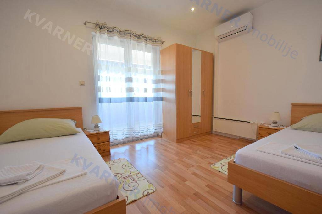 Njivice – naprodaj dvojček s pogledom!