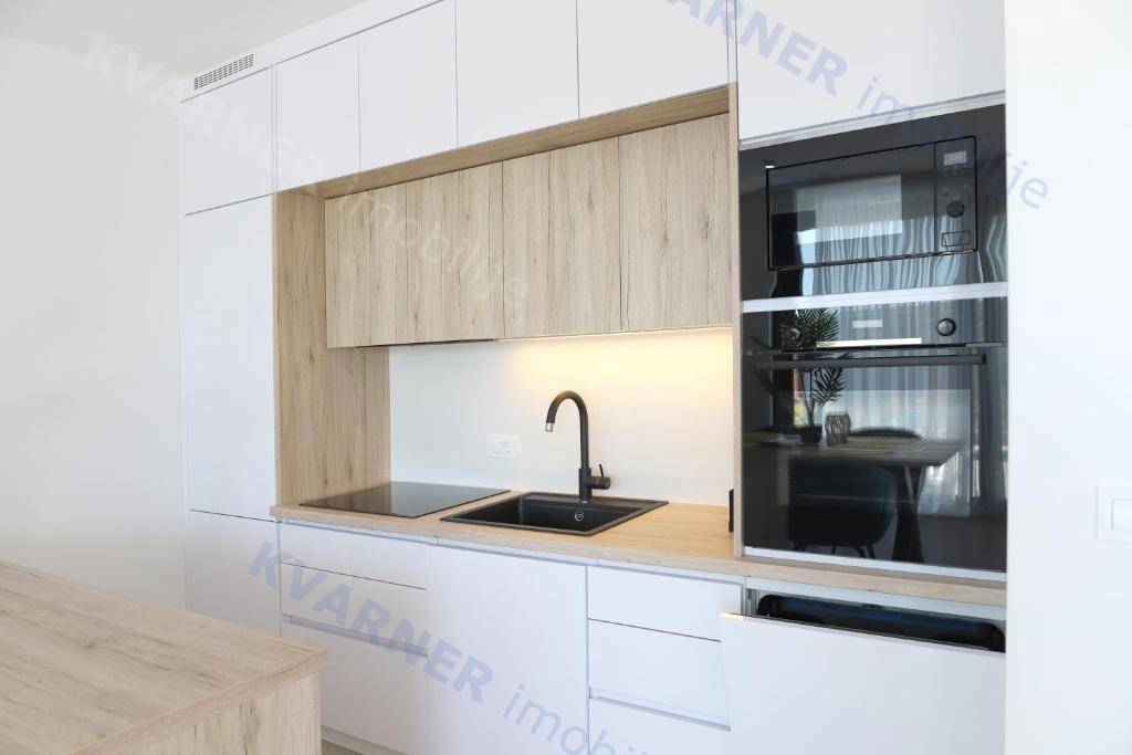 Njivice - Prodaja apartmaja z bazenom!