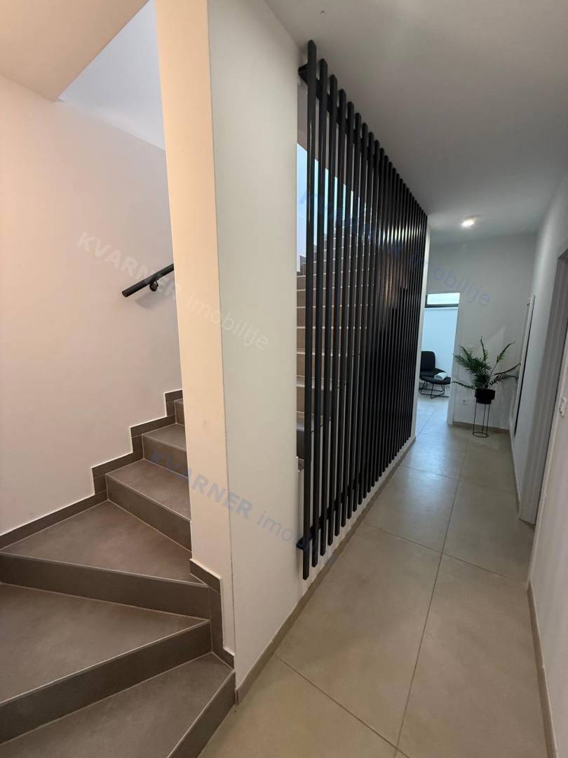 Njivice - Prodaja apartmaja z bazenom!