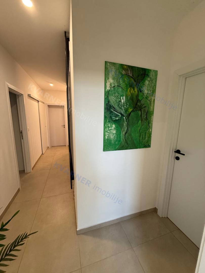 Njivice - Prodaja apartmaja z bazenom!