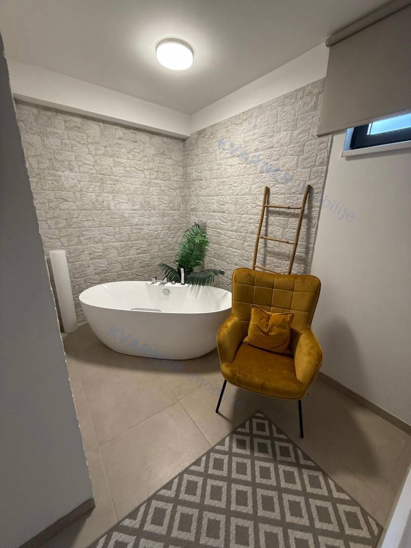 Njivice - Prodaja apartmaja z bazenom!
