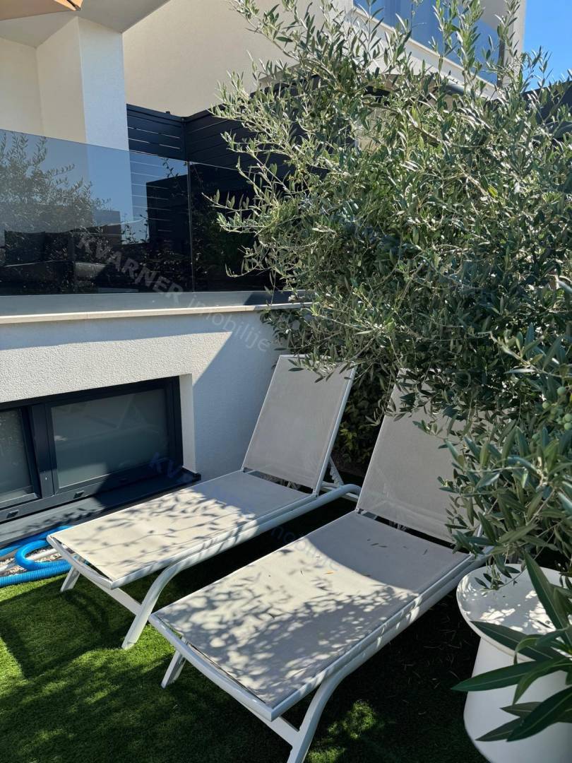 Njivice - Prodaja apartmaja z bazenom!