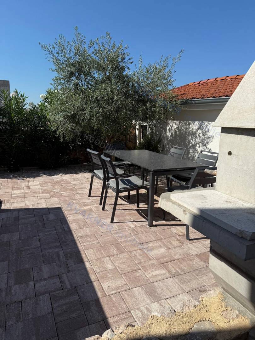 Njivice - Prodaja apartmaja z bazenom!