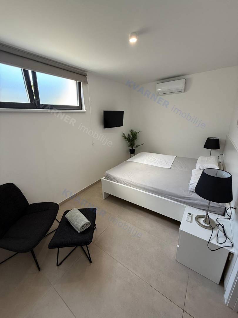 Njivice - Prodaja apartmaja z bazenom!
