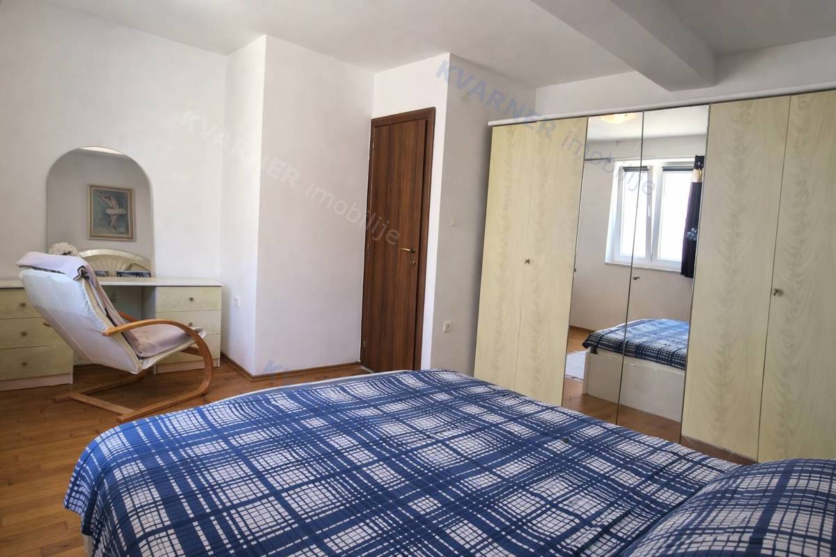 Pritlično stanovanje z vrtom in pogledom - mesto Krk