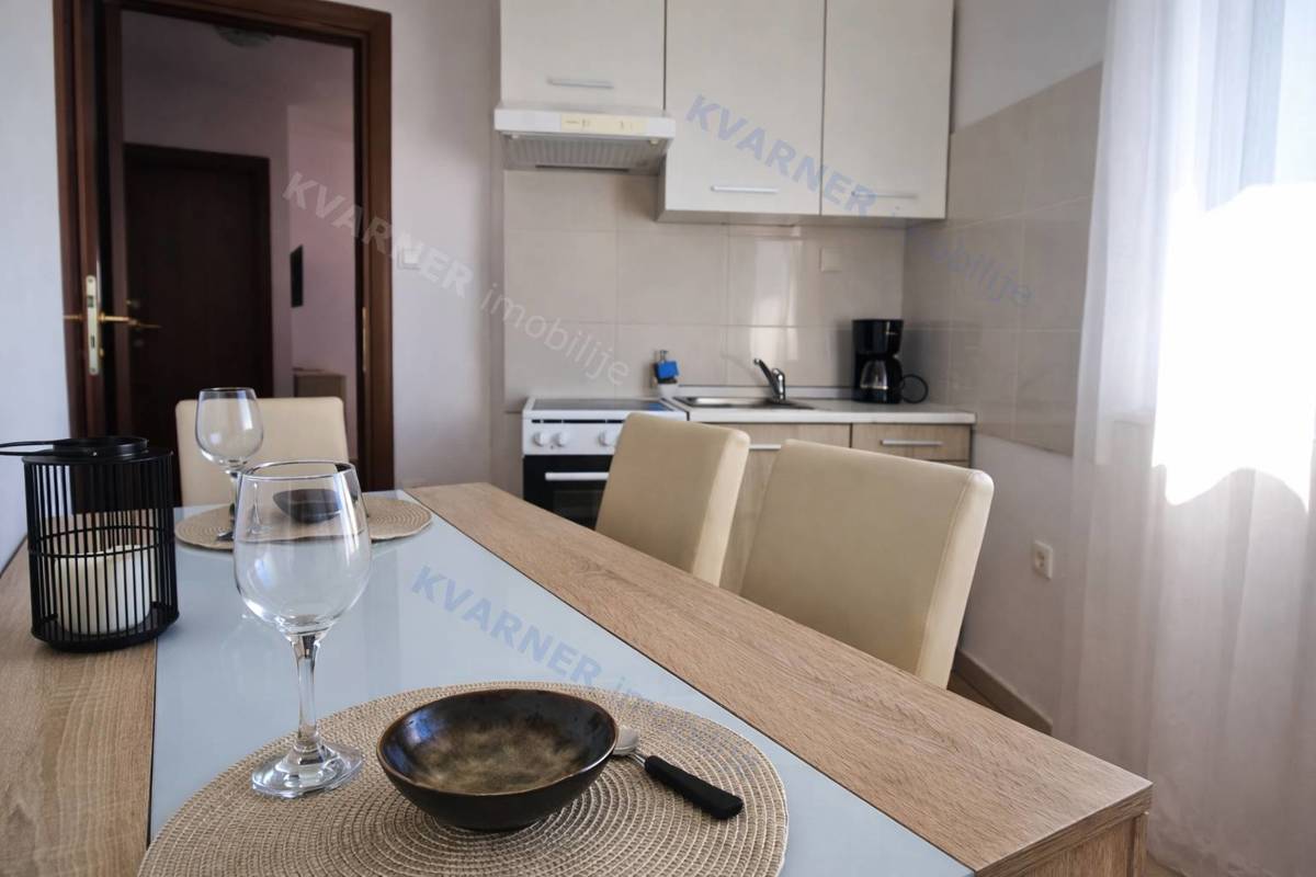 Pritlično stanovanje z vrtom in pogledom - mesto Krk