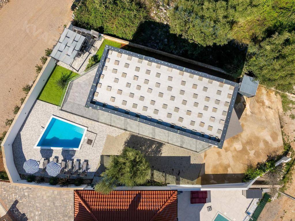 Krk, okolica - samostojna hiša z bazenom!