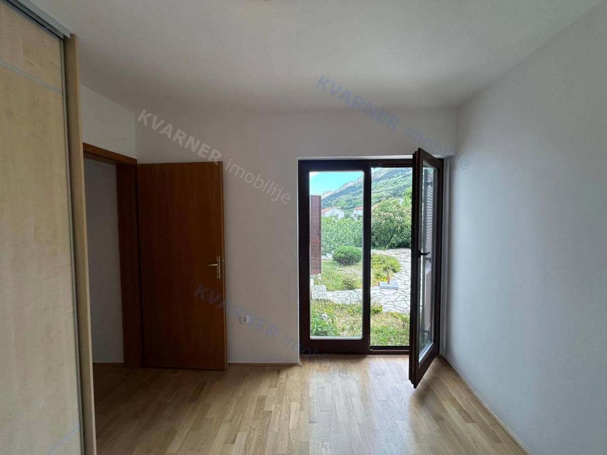 Baška - Prodaja, pritlično stanovanje s skupnim bazenom!