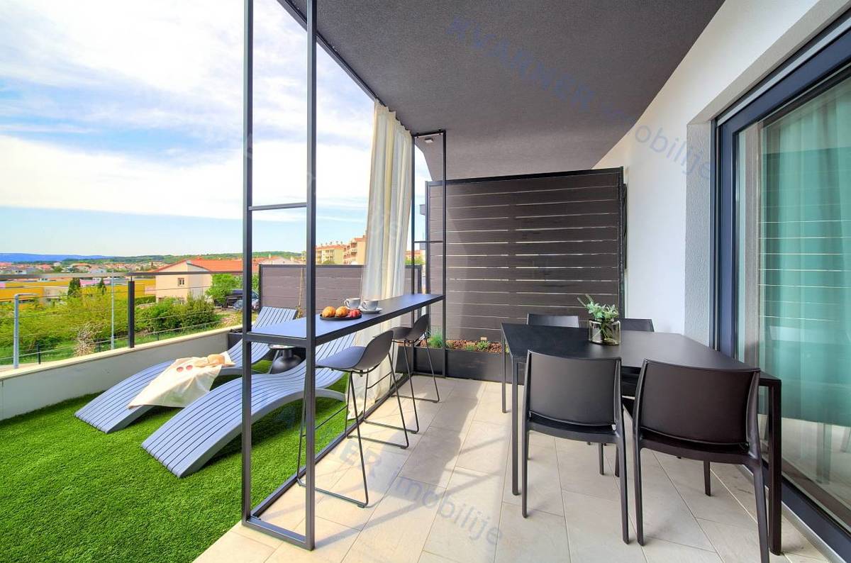 Mesto Krk - Opremljeno pritlično stanovanje s teraso