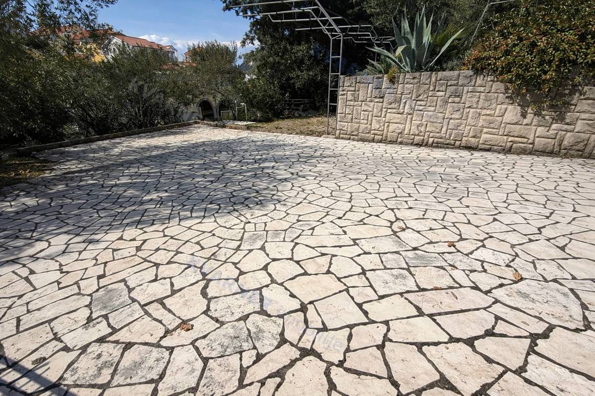 Malinska - hiša s 3 stanovanji in garažo, 200 m od morja