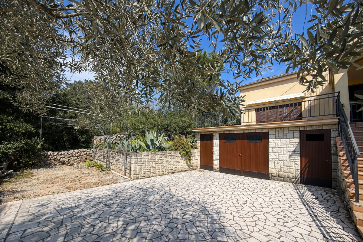 Malinska - hiša s 3 stanovanji in garažo, 200 m od morja