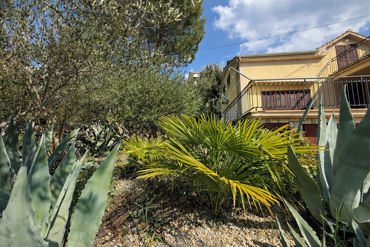 Malinska - hiša s 3 stanovanji in garažo, 200 m od morja