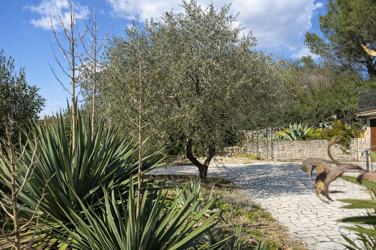 Malinska - hiša s 3 stanovanji in garažo, 200 m od morja