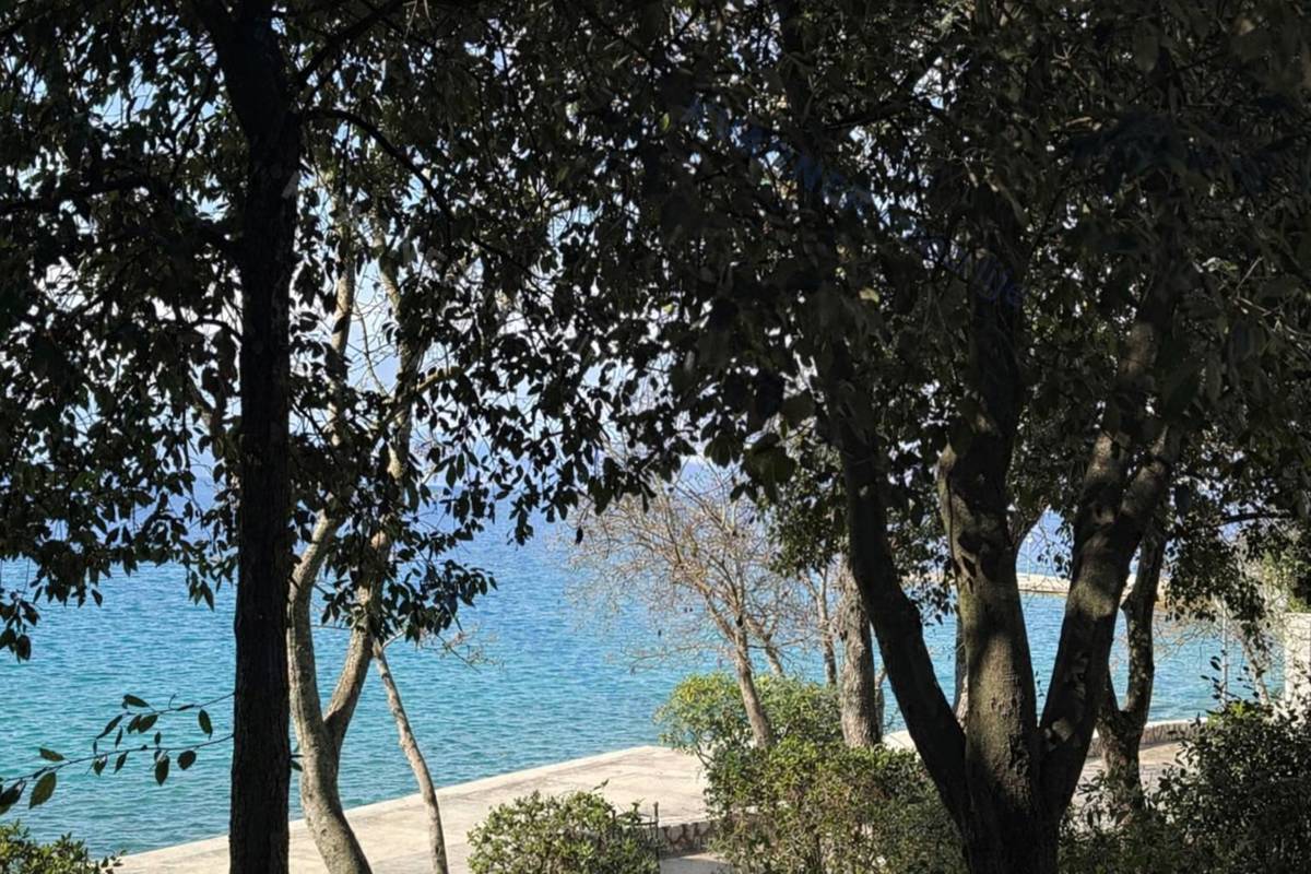 Malinska - Prva vrsta ob morju, ekskluzivna lokacija!