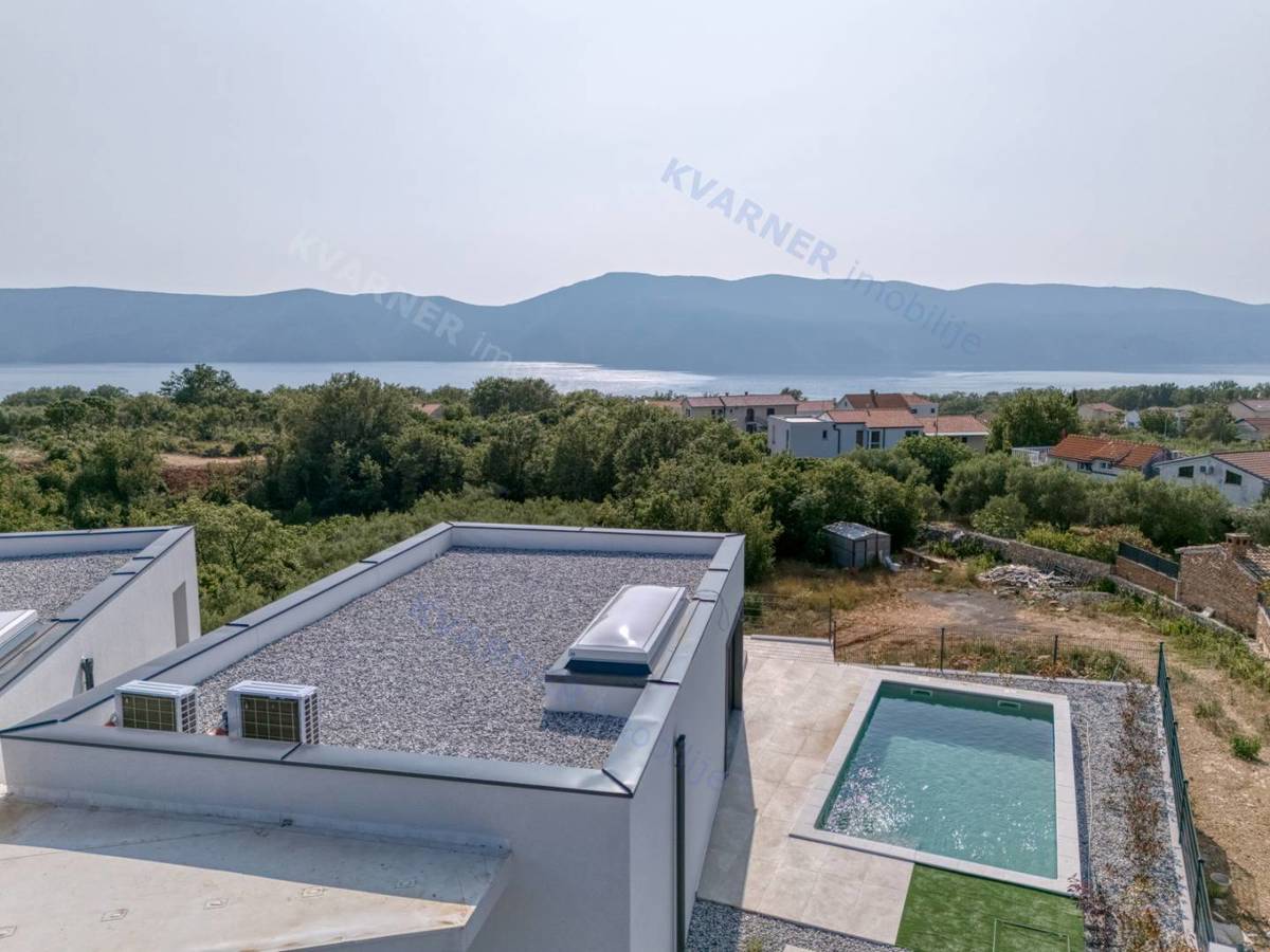 Prodaja – novogradnja z bazenom in pogledom na morje
