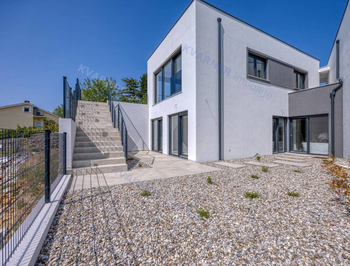 Prodaja – novogradnja z bazenom in pogledom na morje