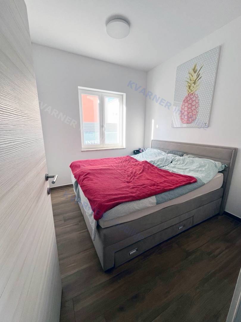 Malinska - sodobno stanovanje v pritličju z vrtom!