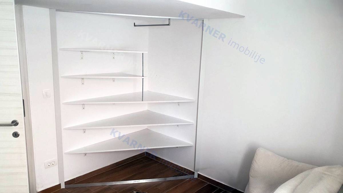 Malinska - sodobno stanovanje v pritličju z vrtom!